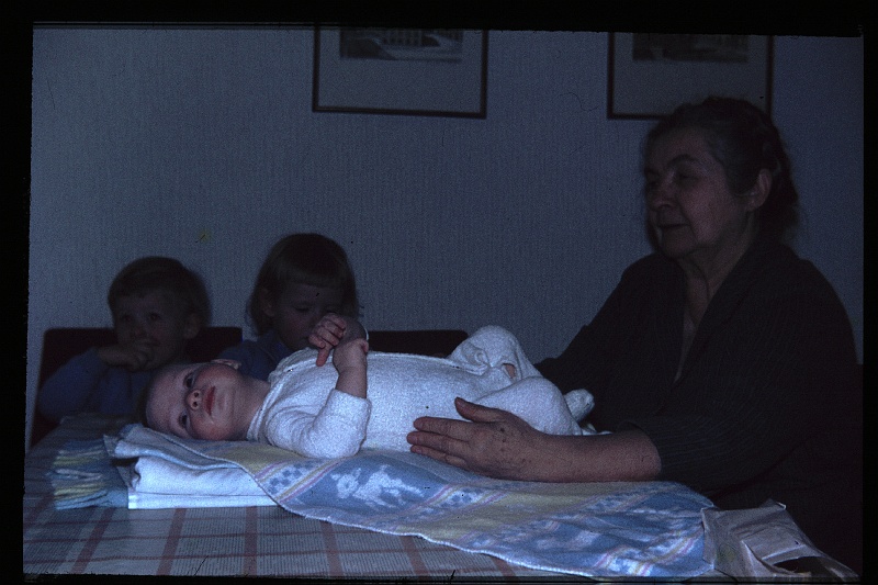 24.Delft nov 1965 Omi,Brigitte,Marion,Peter.JPG